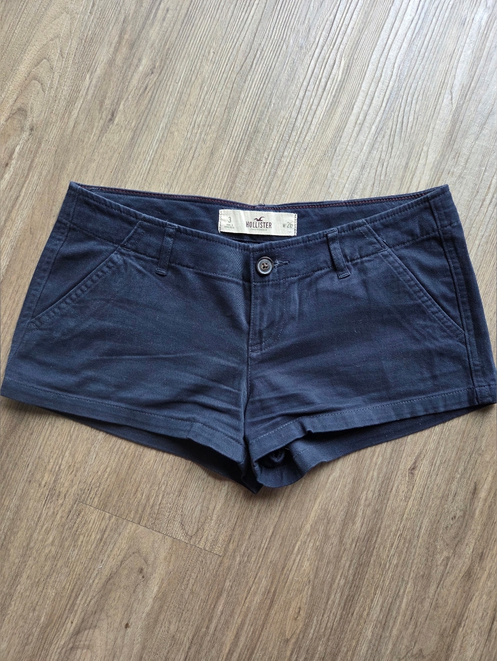 Hollister Y2K Low-Rise Chino "Shortie" Shorts in a Navy Blue Wash. Size 3/W26.